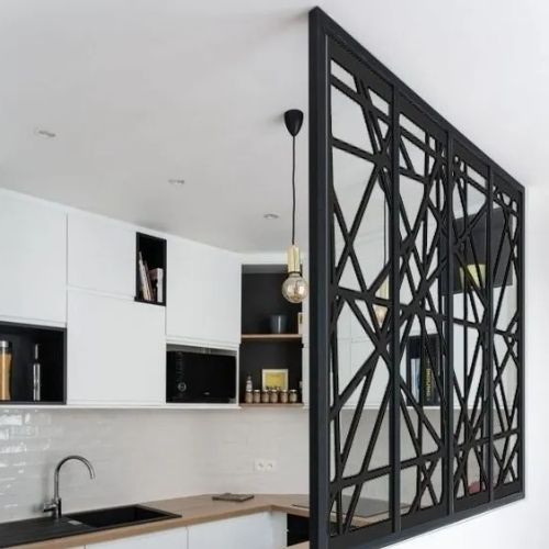 panel decorativo separando una cocina de un comedor