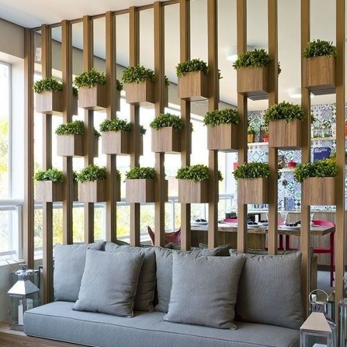 sala de estar aislada por macetas con plantas