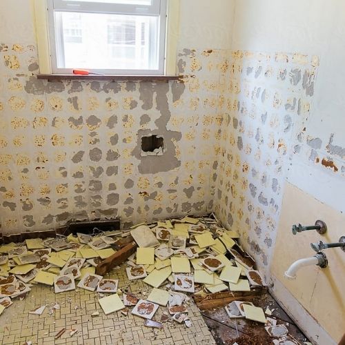 baño de casa vetusta desmontado