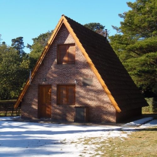 casa estilo cabaña con ventanas de madera