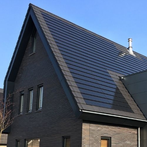 tejado casa ecologica construido con tejas solares