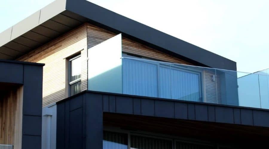 33 detalle de fachada con aire moederno y con diseño de listones de madera